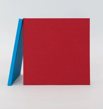 Две фотокниги красная и синяя в тканевой обложке