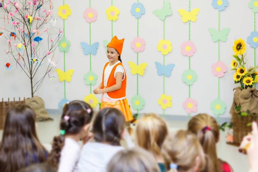 2 g-actress-fox-costume-speaking-front-children.jpg