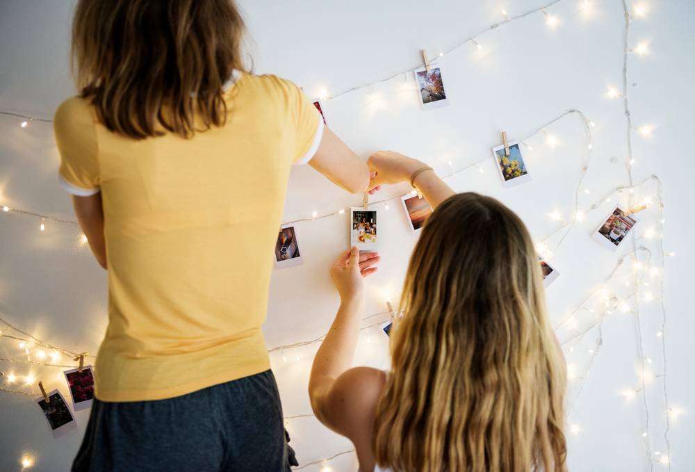 2 iny-s-fotografiami-visasimi-s-ognami-ukrasenia-na-beloi-stene.jpg