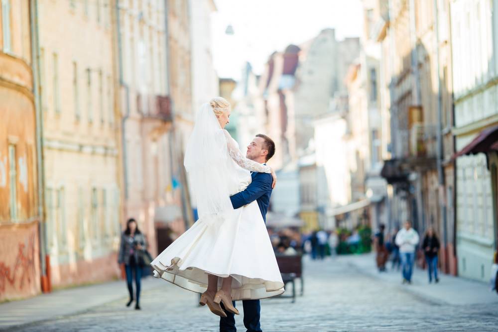 1 dding-couple-walking-streets-city.jpg