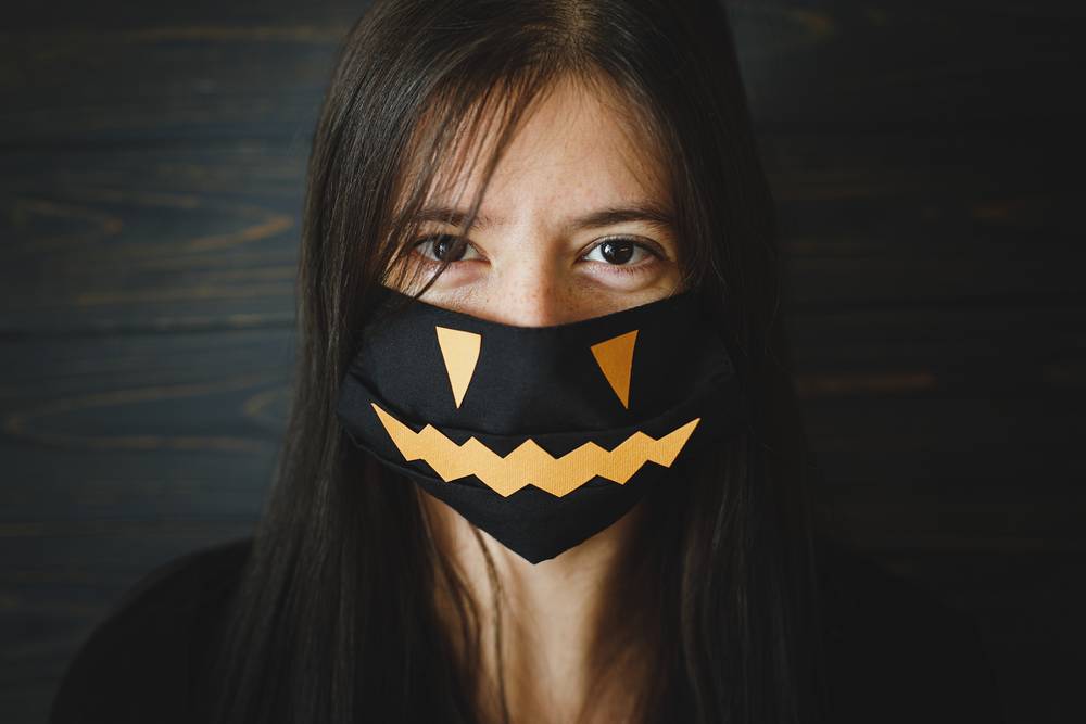 53 ie-molodaa-zensina-v-zloi-maske-ostavaites-tvorceskimi-ostavaites-v-bezopasnosti.jpg