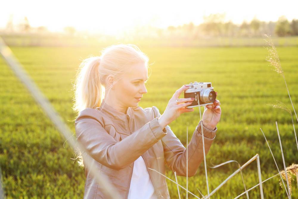 5 olodaa-zensina-fotografiruet-na-pole.jpg