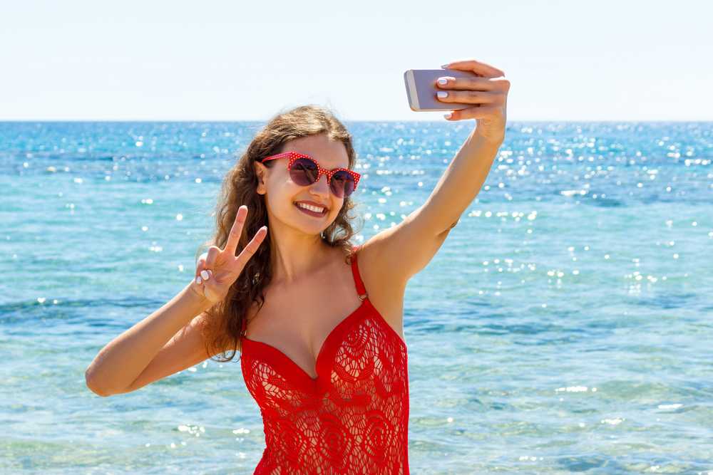 8 stlivaa-molodaa-zensina-delaet-selfi-stoa-na-plaze-letom.jpg