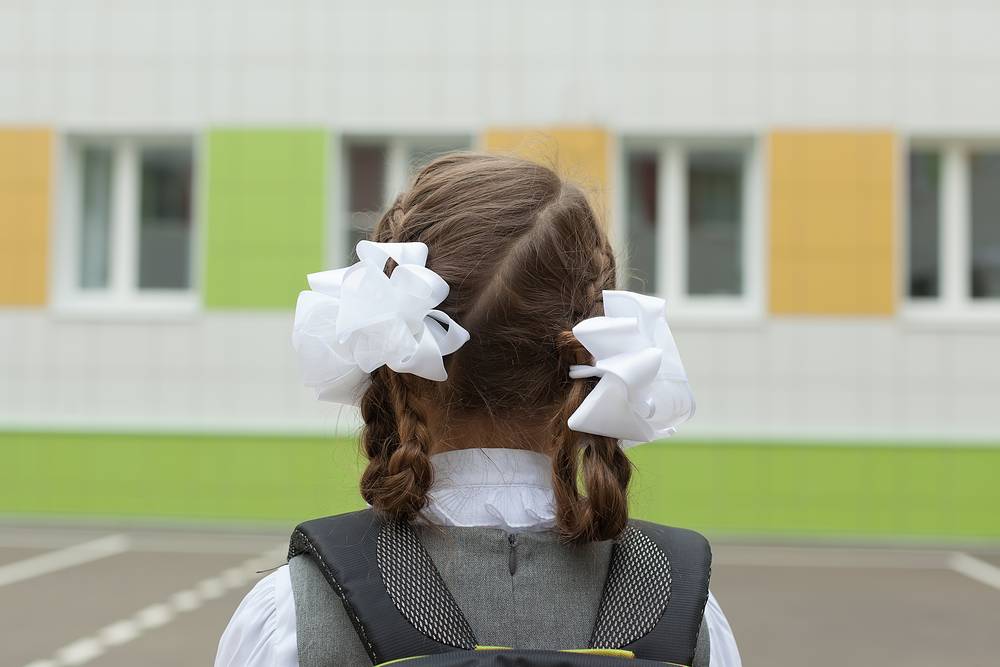 1 a-malen-kaa-skol-nica-v-uniforme.jpg