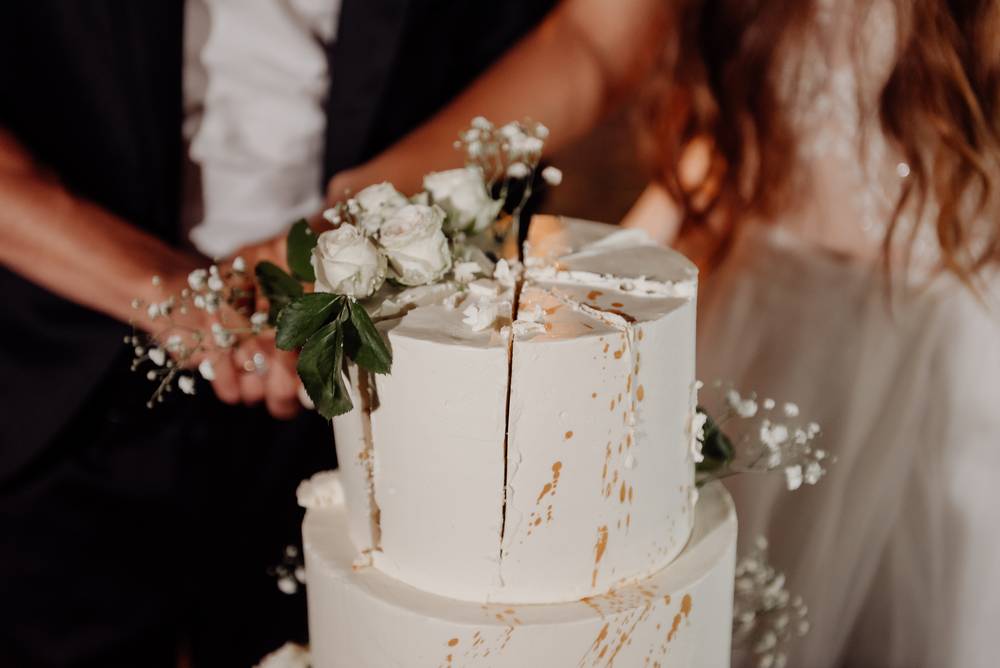 4 ecorated-by-flowers-white-naked-cake-rustic-style-weddings-birthdays-events.jpg