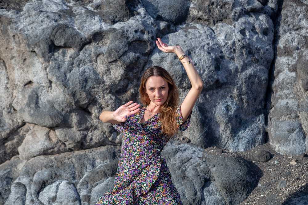 6 odaa-krasivaa-balerina-tancuet-na-skale-na-plaze.jpg