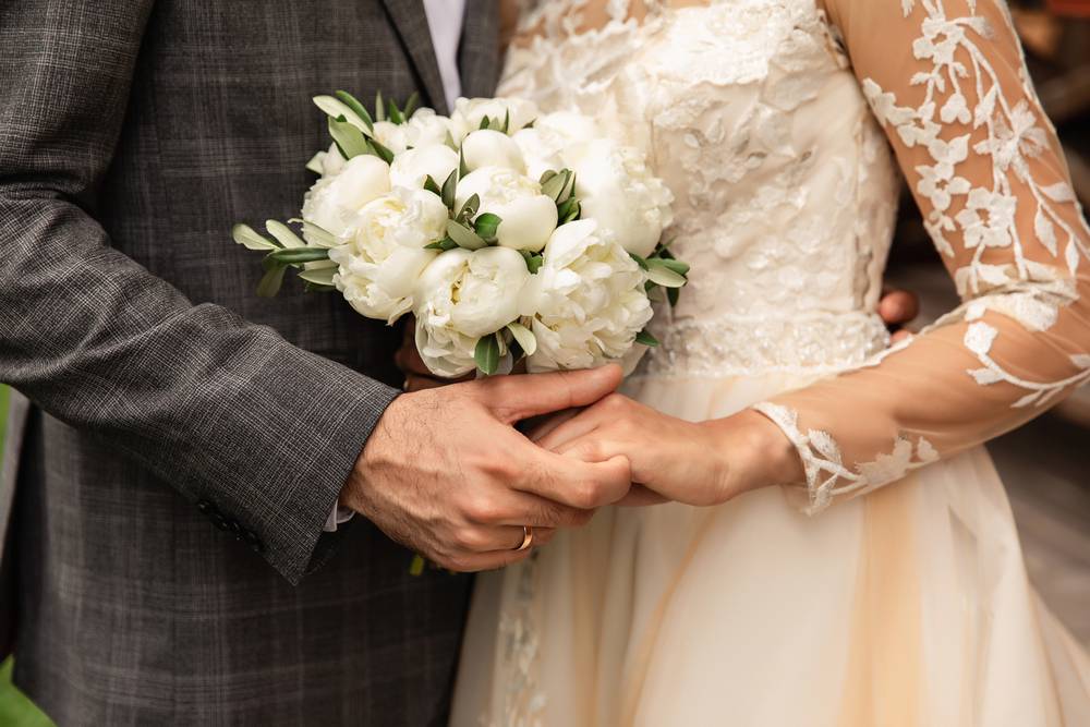 6 wlyweds-wedding-day-wedding-couple-with-wedding-bouquet-flowers.jpg