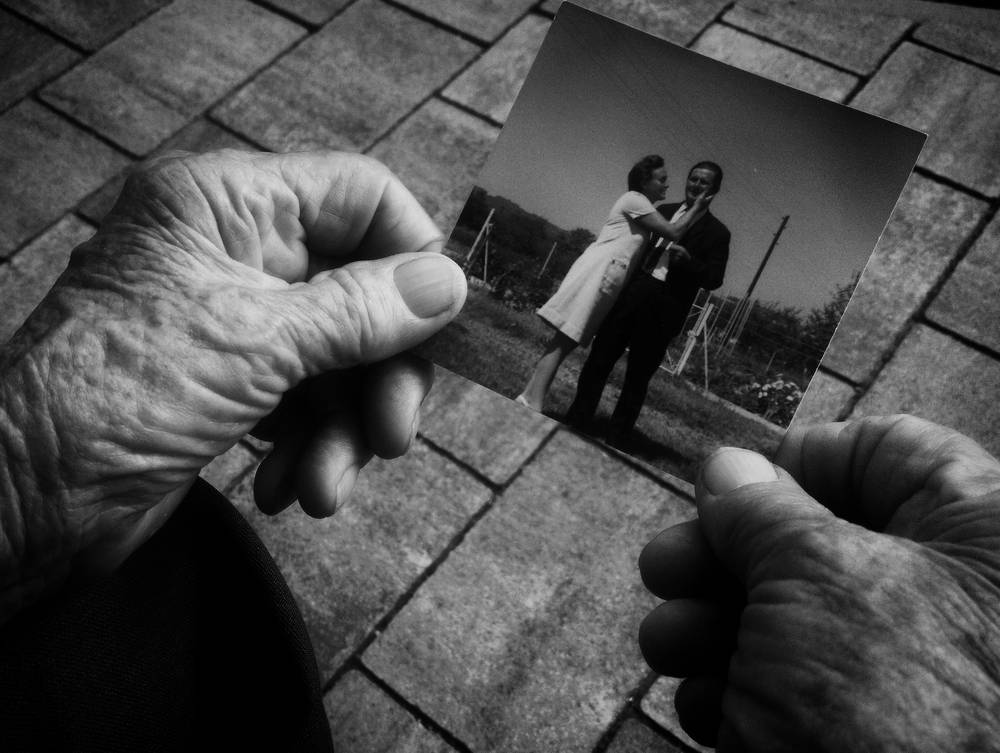 2 zannye-ruki-celoveka-derzasego-fotografiu-na-trotuare.jpg