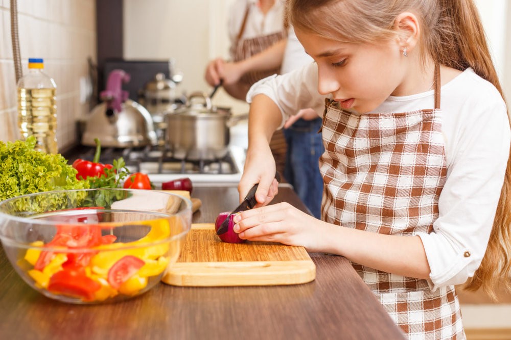 Привлекайте ребенка к приготовлению еды