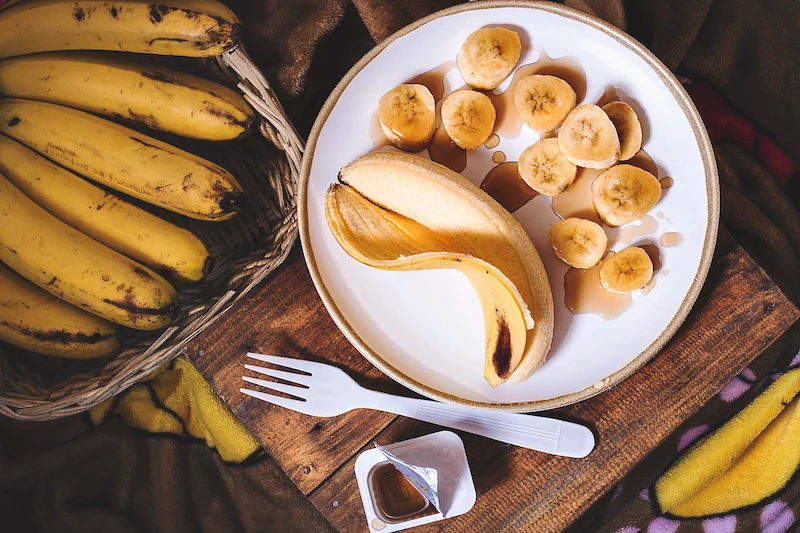 Бананы в тарелке