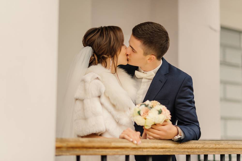 4 ulful-photo-newlyweds-hugging-kissing-wedding-photography-stylish-bride-groom.jpg