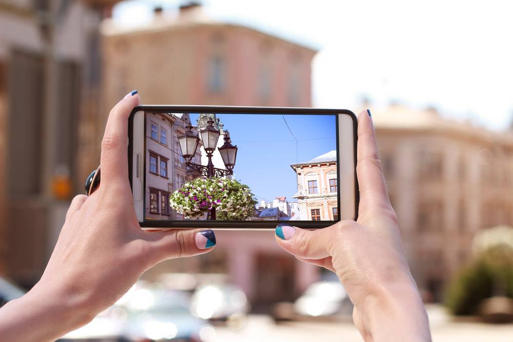3 sticeskaa-zensina-fotografiruet-na-smartfone.jpg