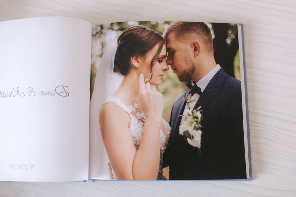 2 taa-fotokniga-s-fotografiei-krasivoi-pary-na-belom-derevannom-stole.jpg