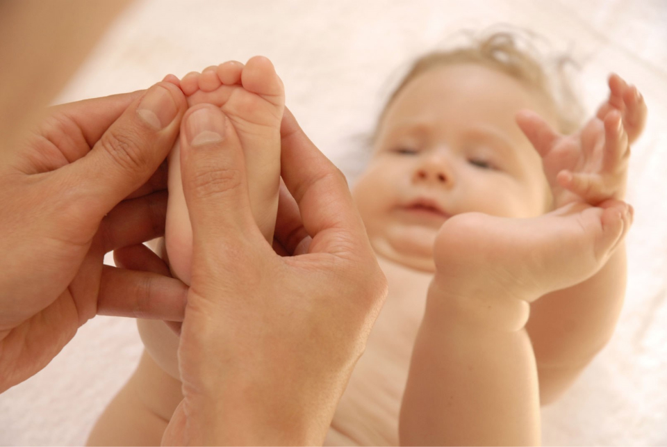 Детский массаж. Массаж малышу. Массаж рук грудному ребенку. Оздоровительный массаж для детей.