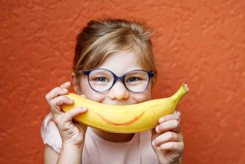 «Взрослая девушка играется с бананом» — создано в Шедевруме