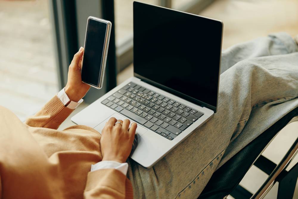1 se-up-woman-is-use-smartphone-while-sitting-home-chair-with-laptop.jpg