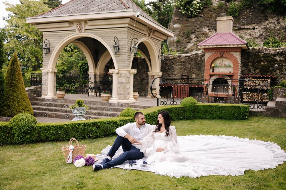 7 ful-couple-sitting-plaid-grass-elegant-pregnant-woman-with-husband-waiting.jpg