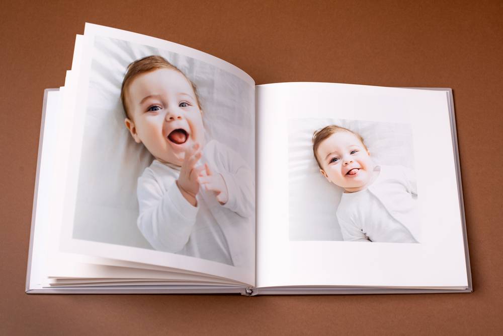2 -fotokniga-na-koricnevom-fone-detskii-emocional-nyi-portretmilyi-malys-mal-cik.jpg