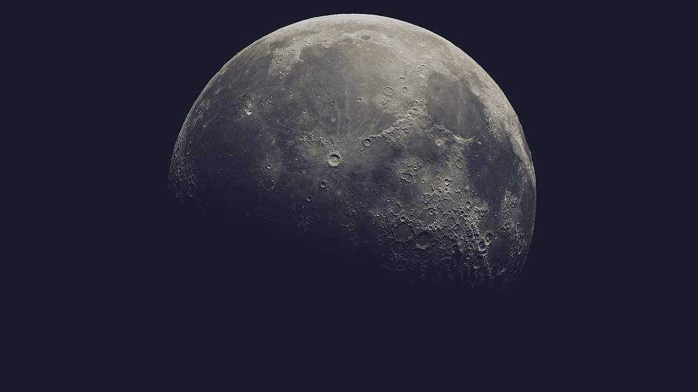 2 cnaa-luna-v-kosmose-izolirovannyh-na-cernom.jpg