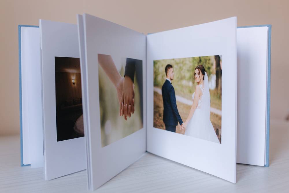 3 aa-fotokniga-s-fotografiei-krasivoi-pary-na-belom-derevannom-stole.jpg