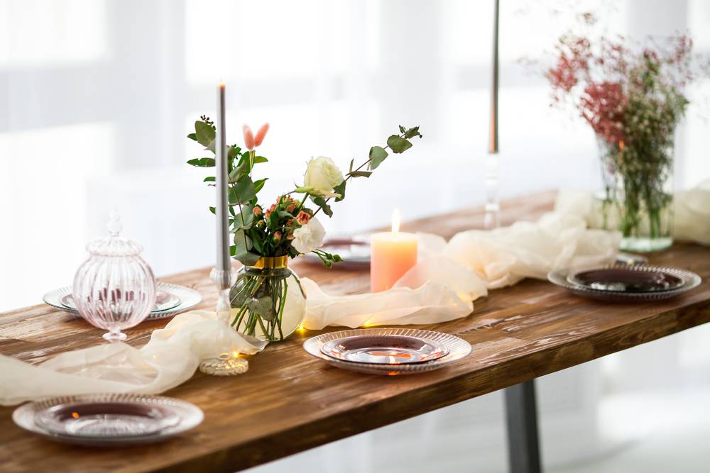 2 antic-decorated-wooden-table-with-flowers.jpg