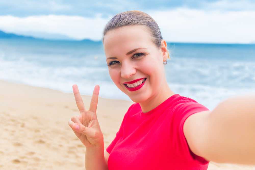 30 a-zensina-ulybaas-delaa-prinimaa-selfi-foto-fotografia-iz-otpuska-na-smartfon-ledi-.jpg