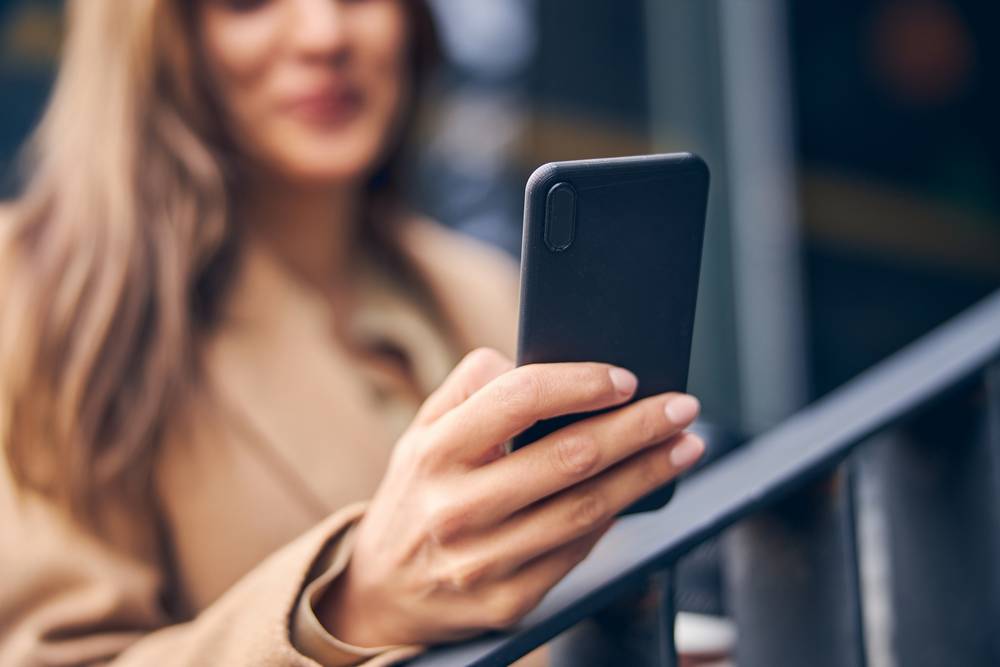 2 nym-planom-molodaa-kavkazskaa-zensina-derzasaa-sotovyi-telefon-pered-nei.jpg