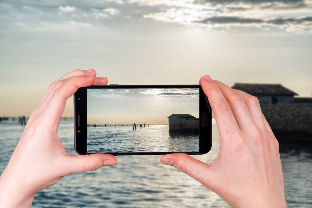 1 set-venice-lagoon-italy-summer-evening-tourist-takes-photo.jpg