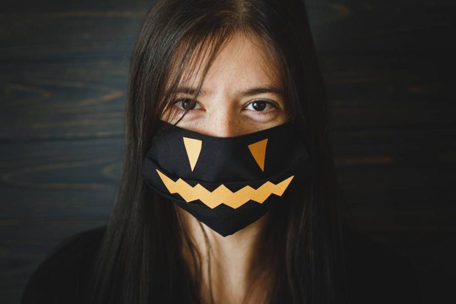 53 ie-molodaa-zensina-v-zloi-maske-ostavaites-tvorceskimi-ostavaites-v-bezopasnosti.jpg