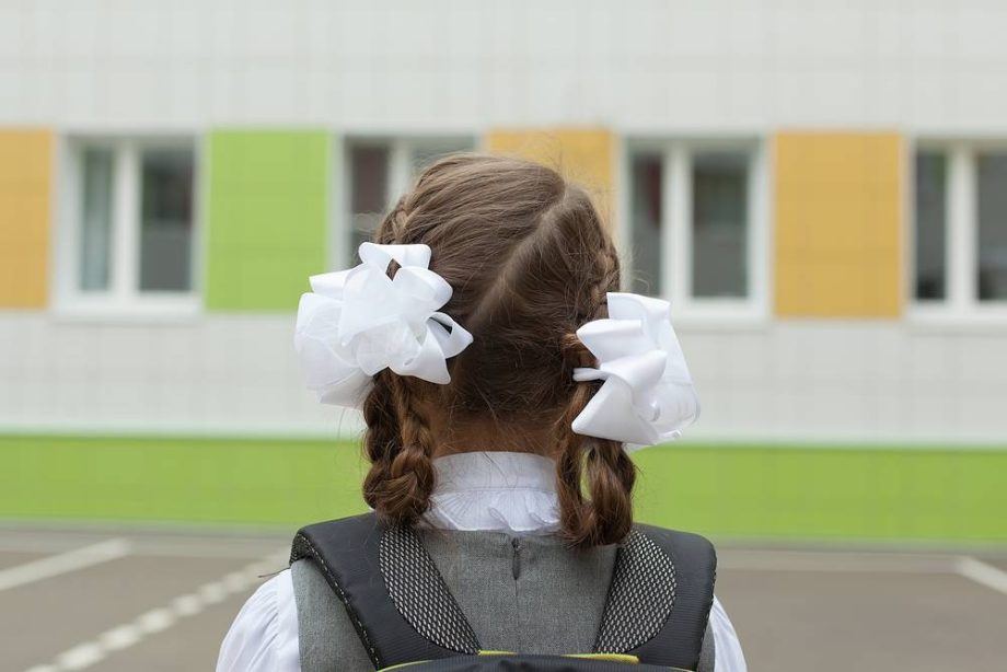 1 a-malen-kaa-skol-nica-v-uniforme.jpg