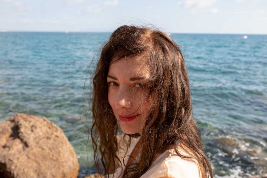1 nyi-portret-zensiny-ulybauseisa-stoasei-na-plaze.jpg