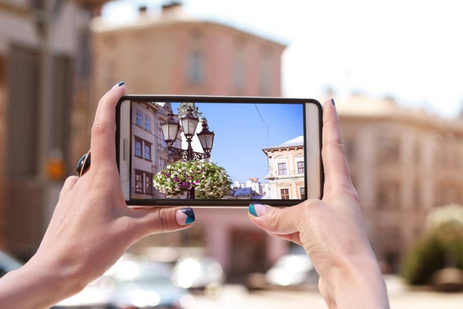 3 sticeskaa-zensina-fotografiruet-na-smartfone.jpg