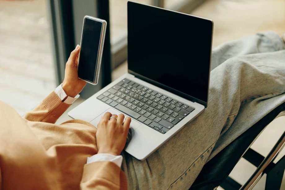 1 se-up-woman-is-use-smartphone-while-sitting-home-chair-with-laptop.jpg