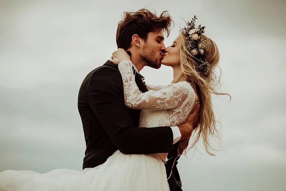 1 mantic-beachside-wedding-moment.jpg