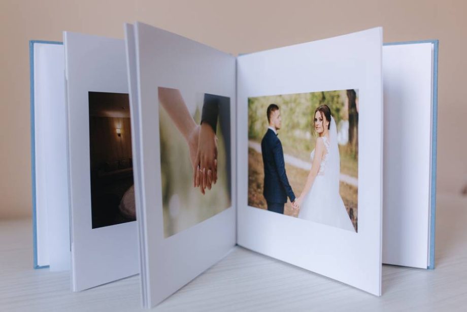 3 aa-fotokniga-s-fotografiei-krasivoi-pary-na-belom-derevannom-stole.jpg